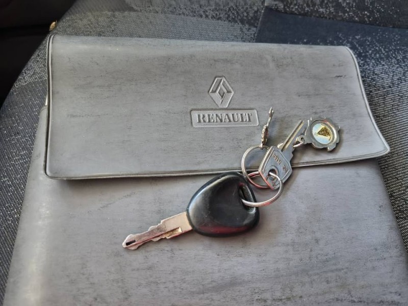 CLIO 1.6 RN SEDAN 16V GASOLINA 4P MANUAL - 2001 - CAXIAS DO SUL