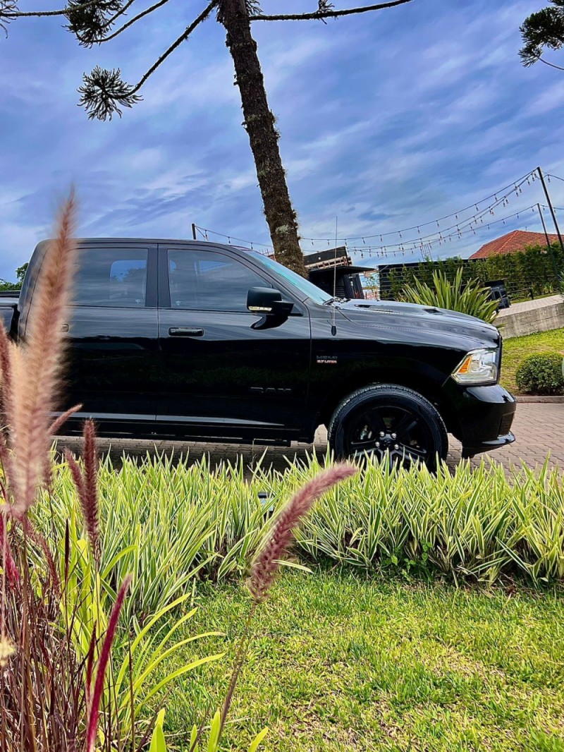 CLASSIC 5.7 LARAMIE V8 HEMI 4P GASOLINA AUTOMÁTICA - 2022 - BENTO GONçALVES