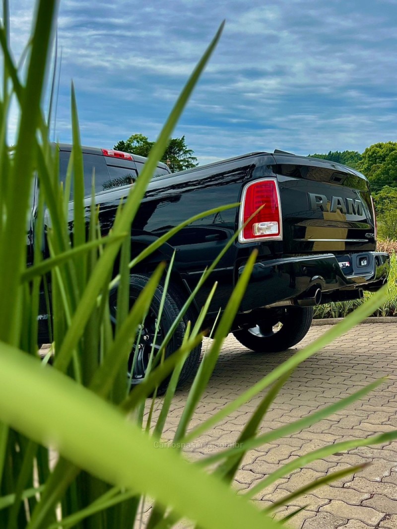 CLASSIC 5.7 LARAMIE V8 HEMI 4P GASOLINA AUTOMÁTICA - 2022 - BENTO GONçALVES