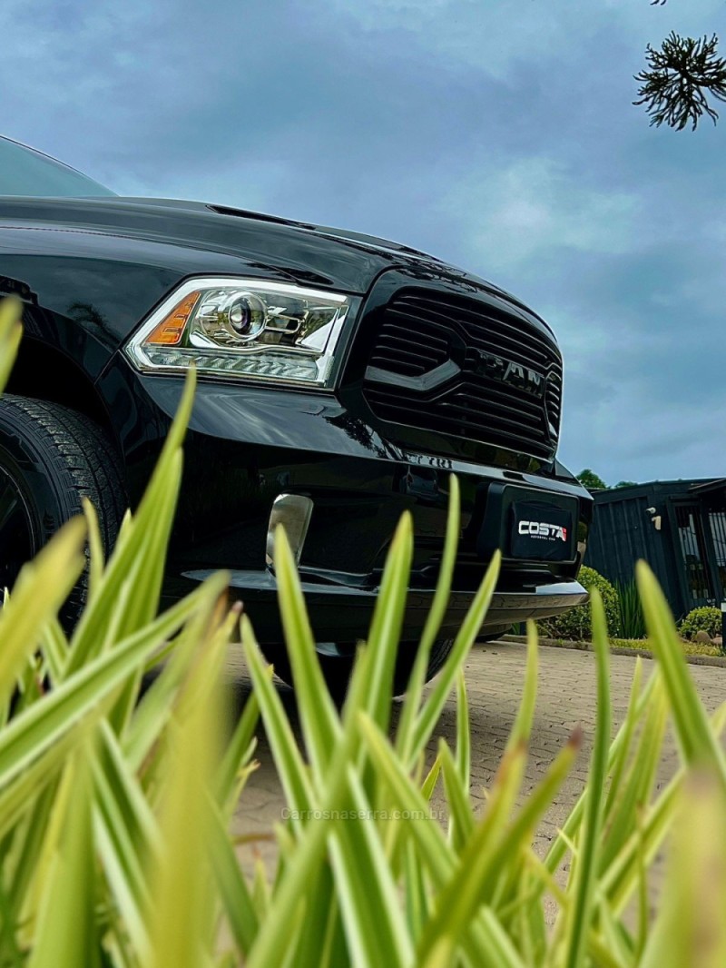 CLASSIC 5.7 LARAMIE V8 HEMI 4P GASOLINA AUTOMÁTICA - 2022 - BENTO GONçALVES