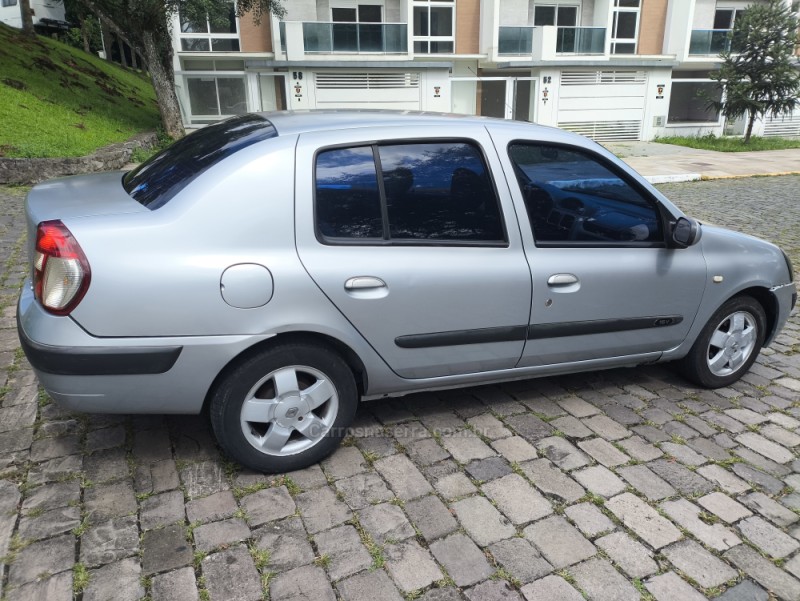 CLIO 1.0 PRIVILÉGE SEDAN 16V GASOLINA 4P MANUAL - 2005 - FARROUPILHA