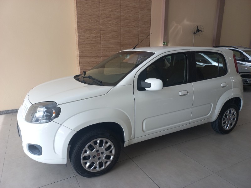 FIAT - UNO - 2015/2016 - Branca - R$ 35.000,00
