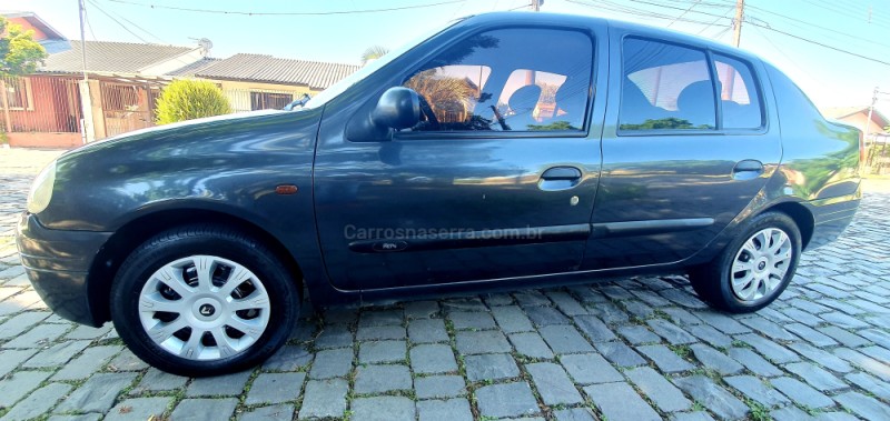 CLIO 1.0 RN SEDAN 16V GASOLINA 4P MANUAL - 2002 - CAXIAS DO SUL