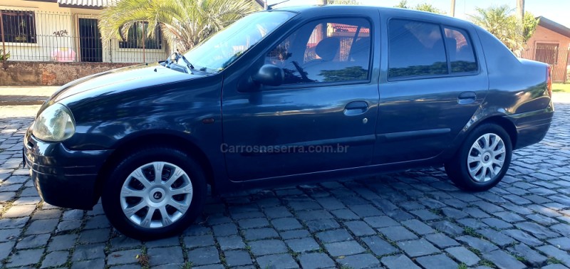 CLIO 1.0 RN SEDAN 16V GASOLINA 4P MANUAL - 2002 - CAXIAS DO SUL