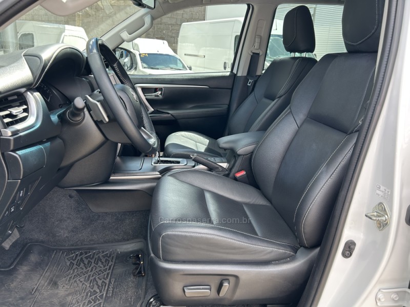 HILUX SW4 2.8 4X4 SRX PLATINUM TURBO 7 LUGARES DIESEL 4P AUTOMÁTICO - 2024 - FARROUPILHA