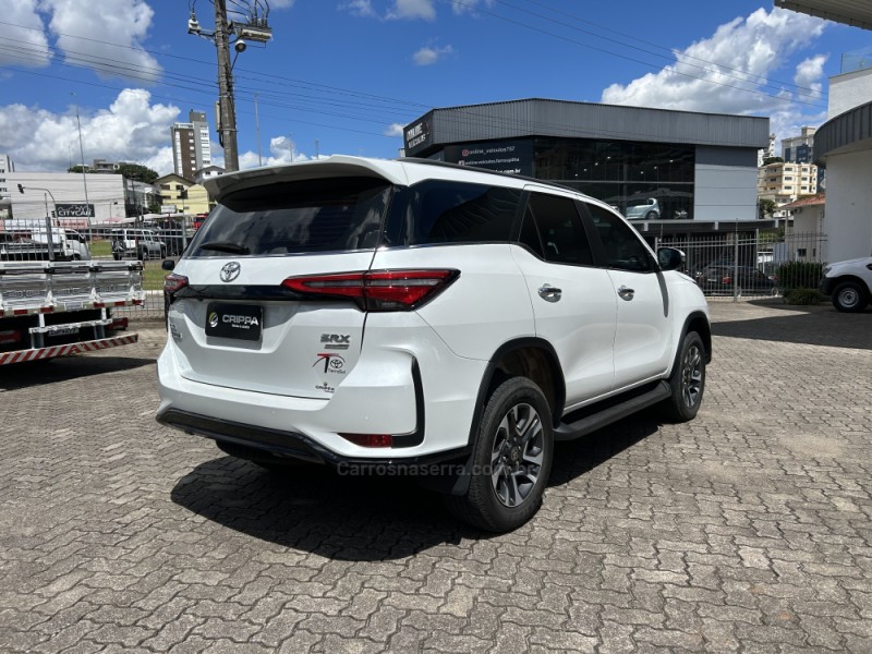 HILUX SW4 2.8 4X4 SRX PLATINUM TURBO 7 LUGARES DIESEL 4P AUTOMÁTICO - 2024 - FARROUPILHA