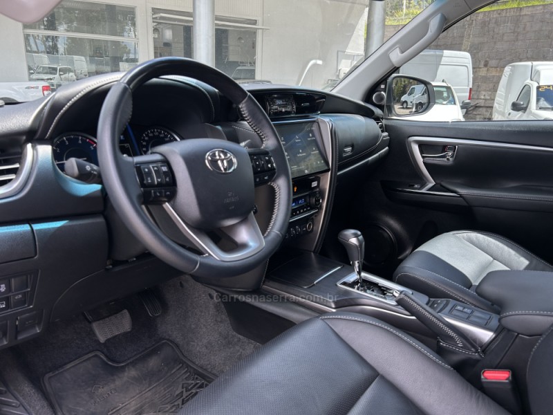 HILUX SW4 2.8 4X4 SRX PLATINUM TURBO 7 LUGARES DIESEL 4P AUTOMÁTICO - 2024 - FARROUPILHA