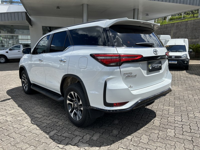 HILUX SW4 2.8 4X4 SRX PLATINUM TURBO 7 LUGARES DIESEL 4P AUTOMÁTICO - 2024 - FARROUPILHA