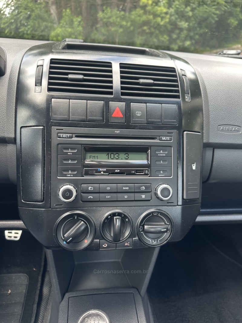 POLO 1.6 MI 8V FLEX 4P MANUAL - 2011 - NOVA PRATA