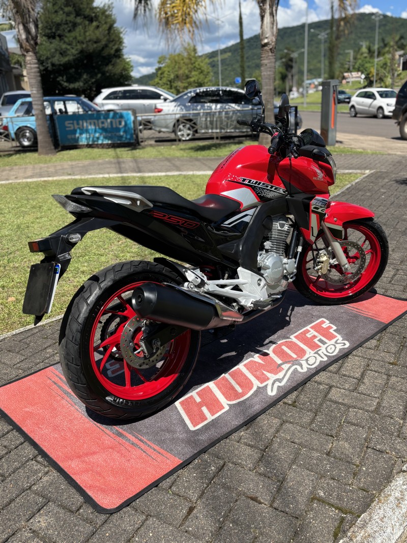 CB 250F TWISTER CBS - 2021 - FELIZ