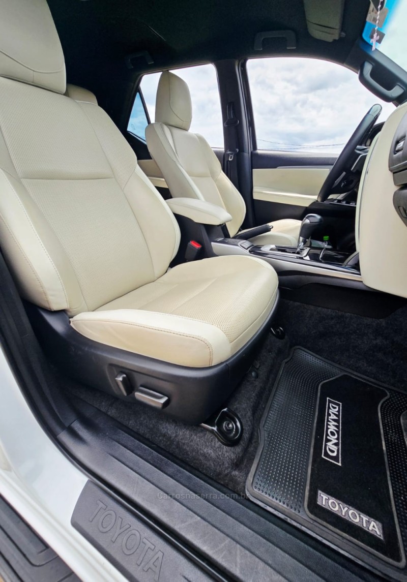 HILUX SW4 2.8 SRX 4X4 DIAMOND 16V TURBO DIESEL 4P 7 LUGARES AUTOMÁTICO - 2024 - LAJEADO