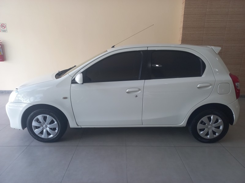 TOYOTA - ETIOS - 2013/2013 - Branca - R$ 44.000,00