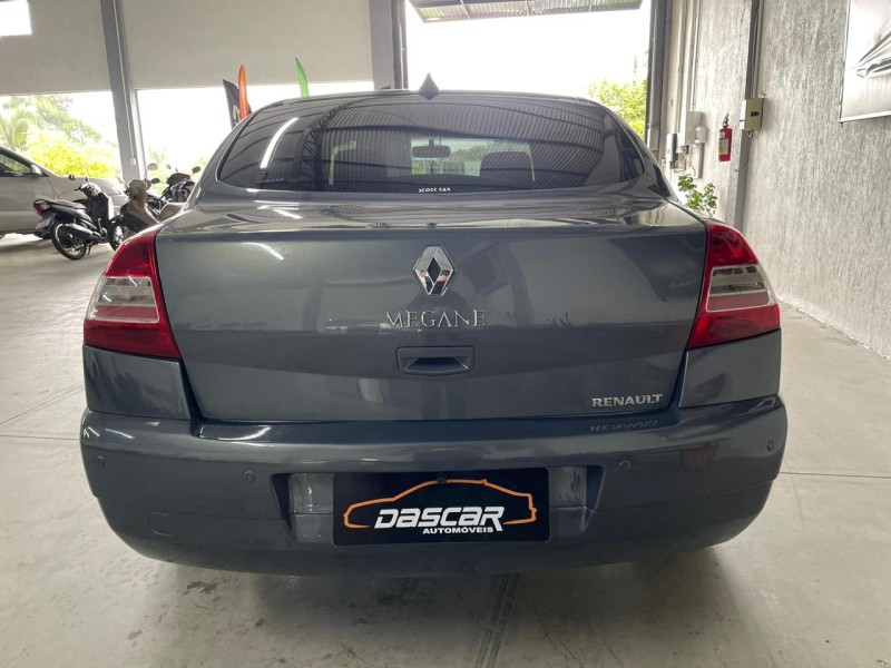 MÉGANE 2.0 DYNAMIQUE SEDAN 16V GASOLINA 4P MANUAL - 2010 - BOM PRINCíPIO