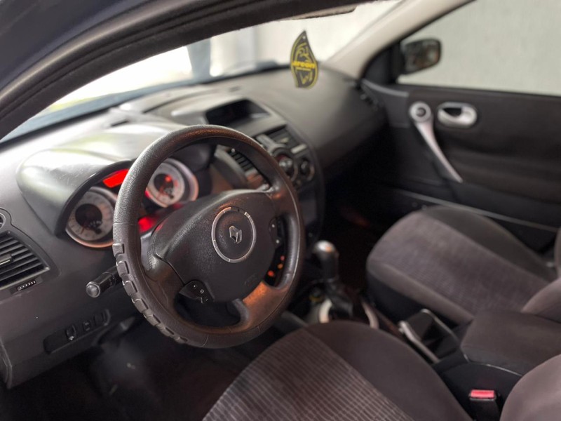 MÉGANE 2.0 DYNAMIQUE SEDAN 16V GASOLINA 4P MANUAL - 2010 - BOM PRINCíPIO