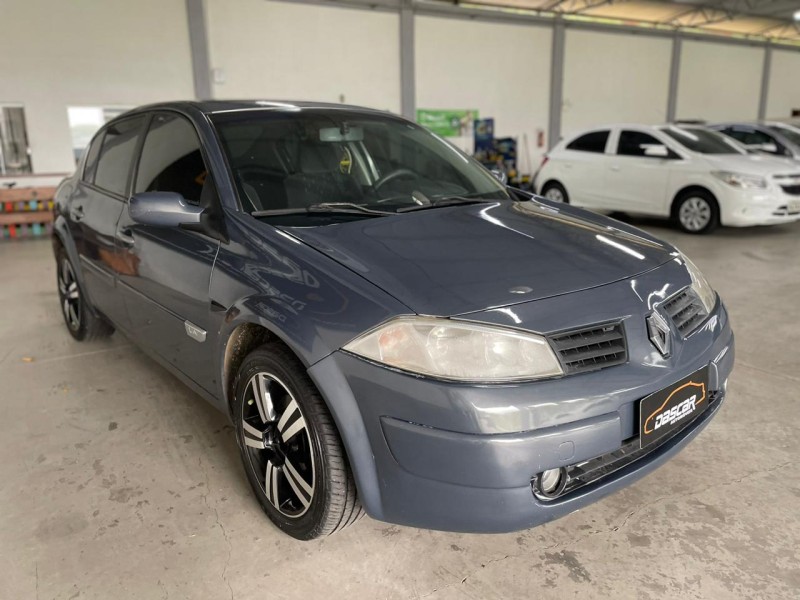 MÉGANE 2.0 DYNAMIQUE SEDAN 16V GASOLINA 4P MANUAL - 2010 - BOM PRINCíPIO