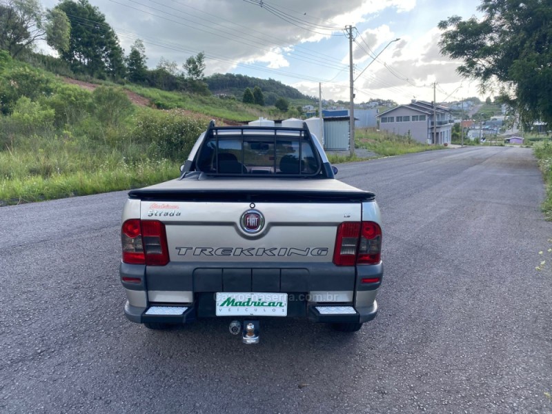 STRADA 1.4 MPI TREKKING CS 8V FLEX 2P MANUAL - 2010 - FLORES DA CUNHA