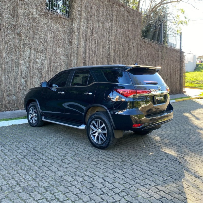 HILUX SW4 2.8 4X4 SRX PLATINUM TURBO 7 LUGARES DIESEL 4P AUTOMÁTICO - 2018 - MONTENEGRO