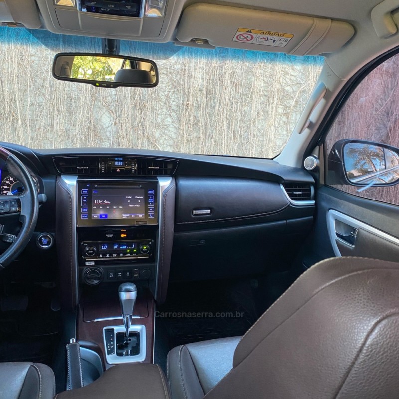 HILUX SW4 2.8 4X4 SRX PLATINUM TURBO 7 LUGARES DIESEL 4P AUTOMÁTICO - 2018 - MONTENEGRO