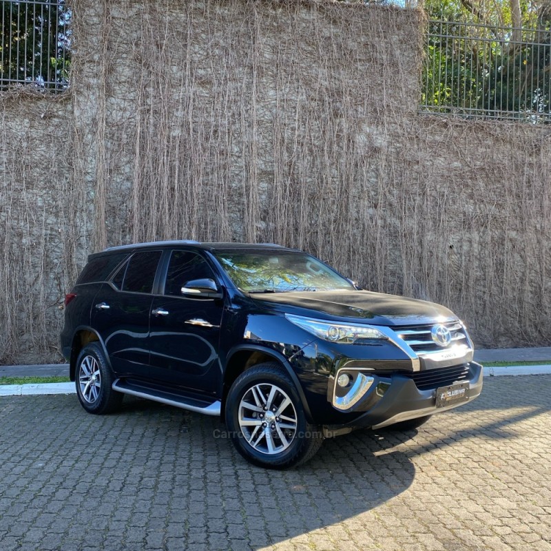 HILUX SW4 2.8 4X4 SRX PLATINUM TURBO 7 LUGARES DIESEL 4P AUTOMÁTICO - 2018 - MONTENEGRO