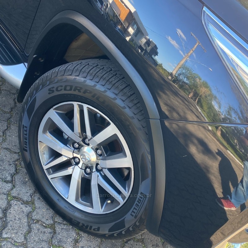 HILUX SW4 2.8 4X4 SRX PLATINUM TURBO 7 LUGARES DIESEL 4P AUTOMÁTICO - 2018 - MONTENEGRO