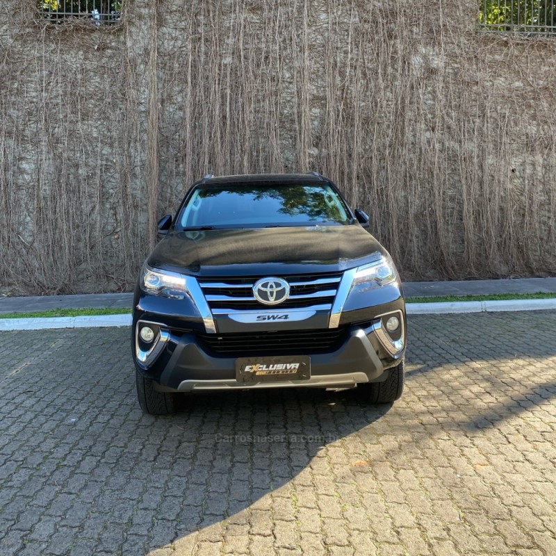 HILUX SW4 2.8 4X4 SRX PLATINUM TURBO 7 LUGARES DIESEL 4P AUTOMÁTICO - 2018 - MONTENEGRO