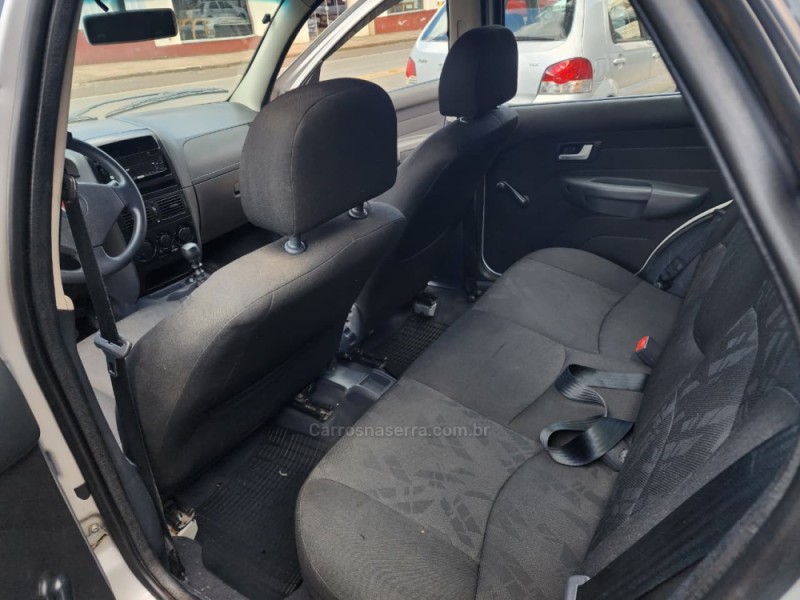 SIENA 1.0 MPI EL 8V FLEX 4P MANUAL - 2011 - VACARIA