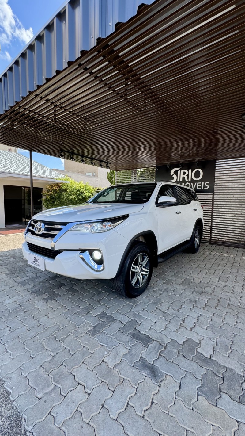 HILUX SW4 2.7 SRV 4X2 16V FLEX 7 LUGARES 4P AUTOMÁTICO - 2019 - LAJEADO