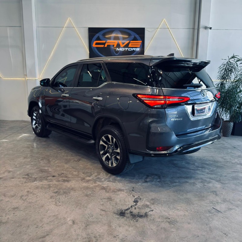 HILUX SW4 2.8 4X4 SRX PLATINUM TURBO 7 LUGARES DIESEL 4P AUTOMÁTICO - 2024 - CAXIAS DO SUL