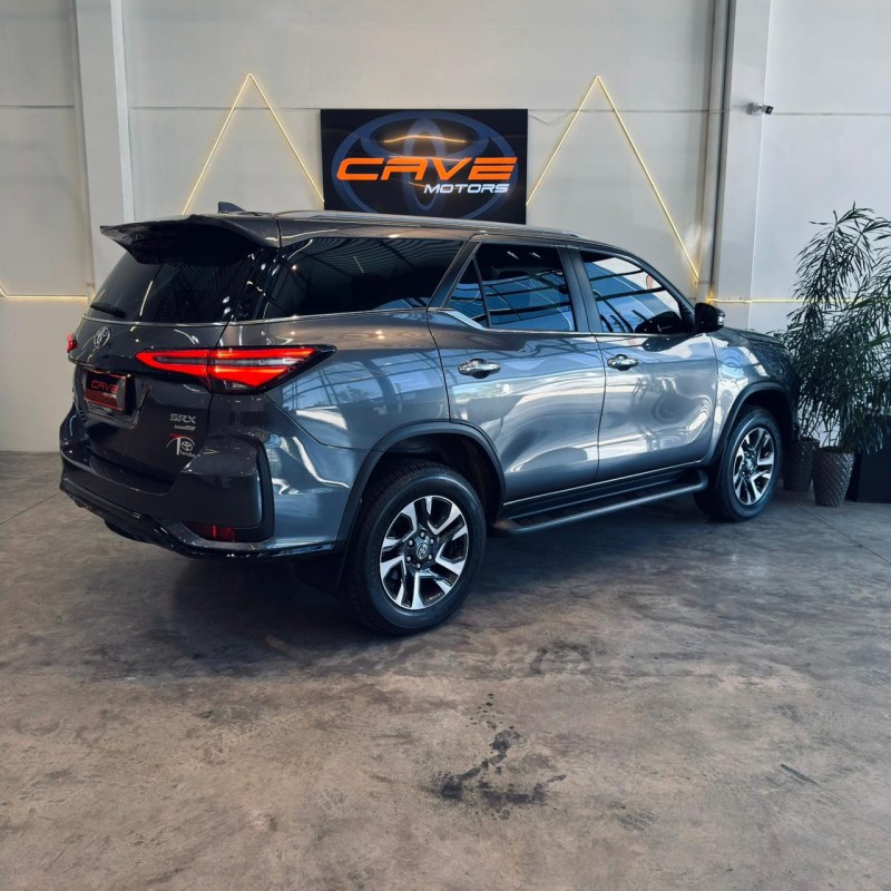 HILUX SW4 2.8 4X4 SRX PLATINUM TURBO 7 LUGARES DIESEL 4P AUTOMÁTICO - 2024 - CAXIAS DO SUL