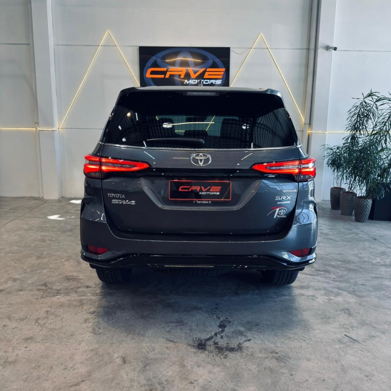 HILUX SW4 2.8 4X4 SRX PLATINUM TURBO 7 LUGARES DIESEL 4P AUTOMÁTICO - 2024 - CAXIAS DO SUL