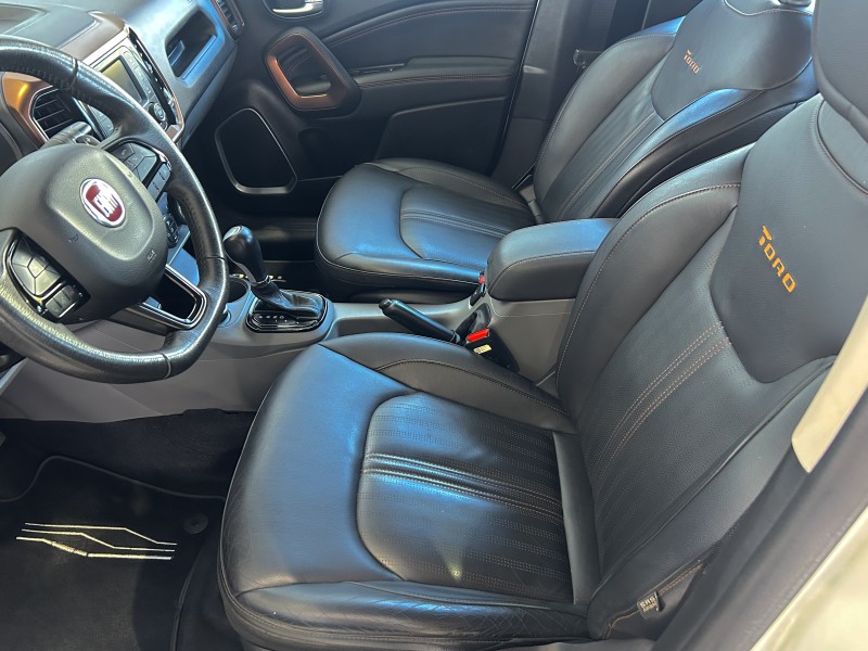 TORO 2.0 16V TURBO DIESEL VOLCANO AT9 4X4 AUTOMÁTICO - 2017 - CAXIAS DO SUL