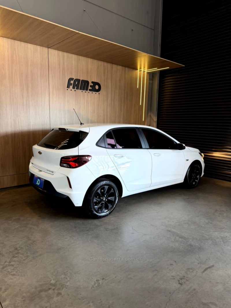 ONIX 1.0 LT2 PLUS 12V FLEX 4P MANUAL - 2023 - LAJEADO