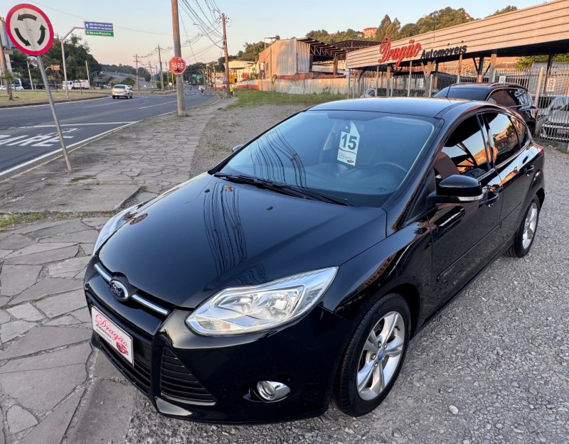 FORD - FOCUS - 2014/2015 - Preta - R$ 58.900,00