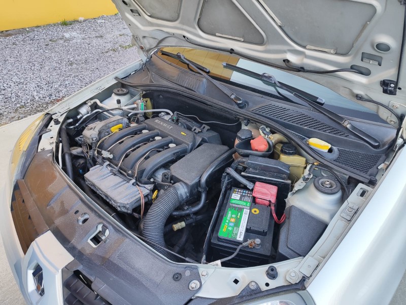 CLIO 1.6 PRIVILÉGE SEDAN 16V GASOLINA 4P MANUAL - 2009 - FARROUPILHA