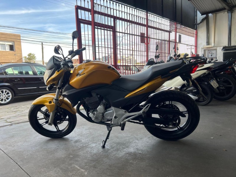 HONDA - CB 300R - 2011/2011 - Dourada - R$ 13.900,00