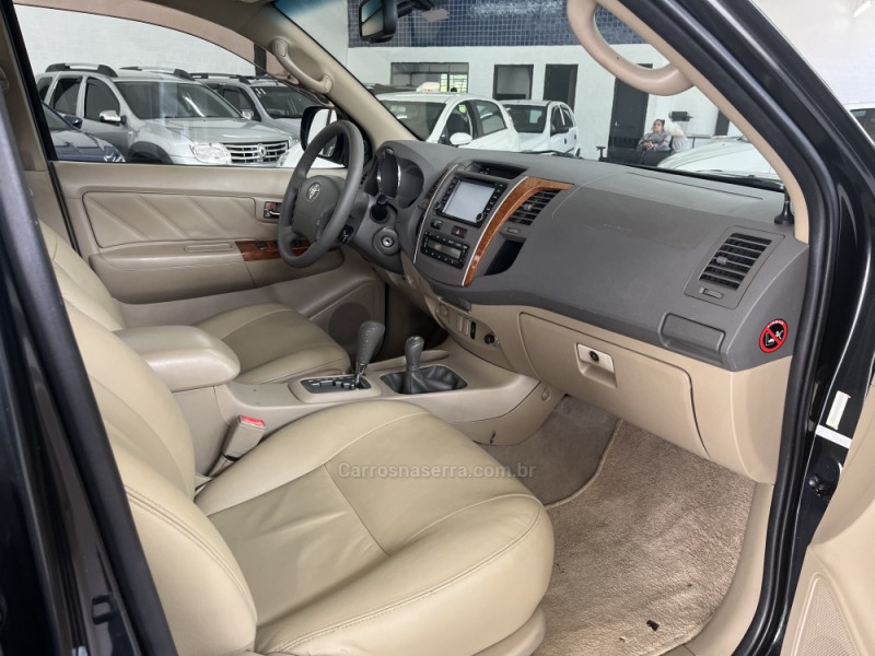 HILUX SW4 3.0 SRV 4X4 7 LUGARES 16V TURBO INTERCOOLER DIESEL 4P AUTOMÁTICO - 2010 - CAXIAS DO SUL