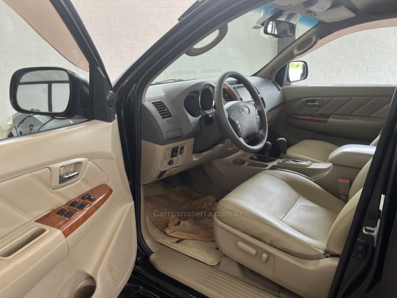 HILUX SW4 3.0 SRV 4X4 7 LUGARES 16V TURBO INTERCOOLER DIESEL 4P AUTOMÁTICO - 2010 - CAXIAS DO SUL