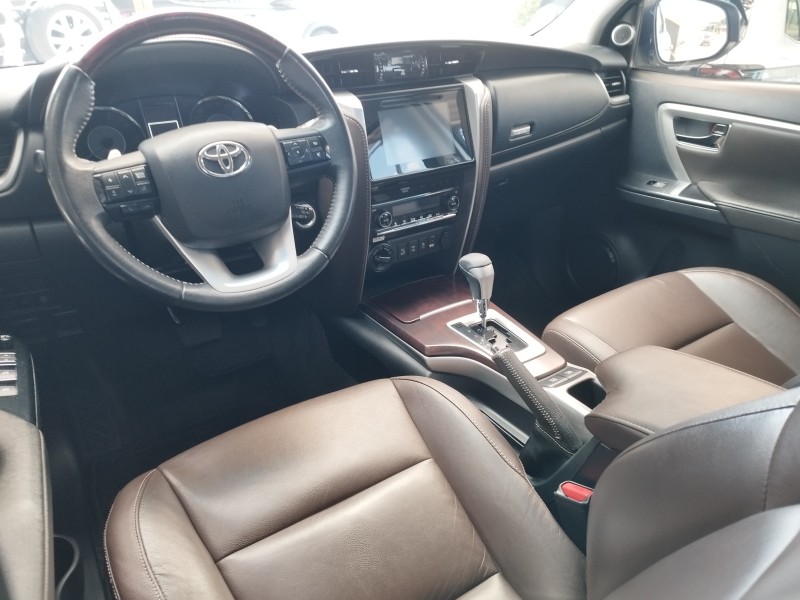 HILUX SW4 2.8 SRX 4X4 7 LUGARES 16V TURBO INTERCOOLER DIESEL 4P AUTOMÁTICO - 2017 - VERANóPOLIS