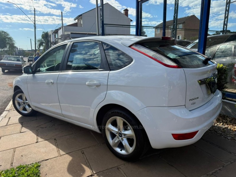 FOCUS 2.0 GLX 16V GASOLINA 4P MANUAL - 2011 - LAGOA VERMELHA