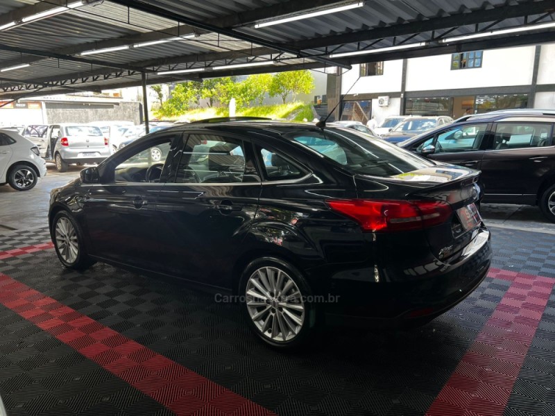 FOCUS 2.0 TITANIUM PLUS FASTBACK 16V FLEX 4P AUTOMÁTICO - 2016 - PASSO FUNDO