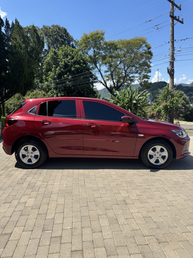ONIX 1.0 LT 12V FLEX 4P MANUAL - 2023 - ENCANTADO
