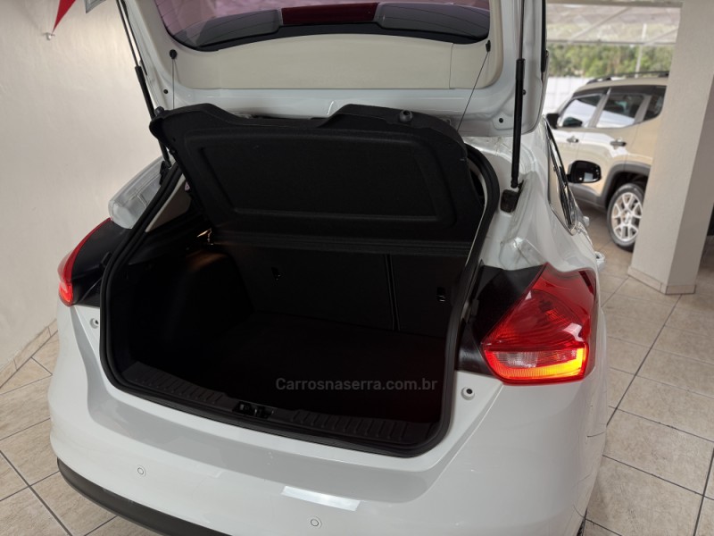 FOCUS 2.0 TITANIUM PLUS 16V FLEX 4P AUTOMÁTICO - 2017 - GUAPORé