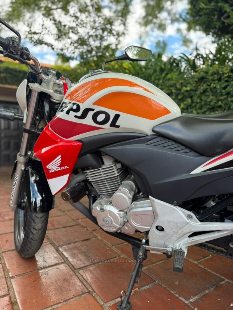 CB 300R  - 2014 - LAJEADO