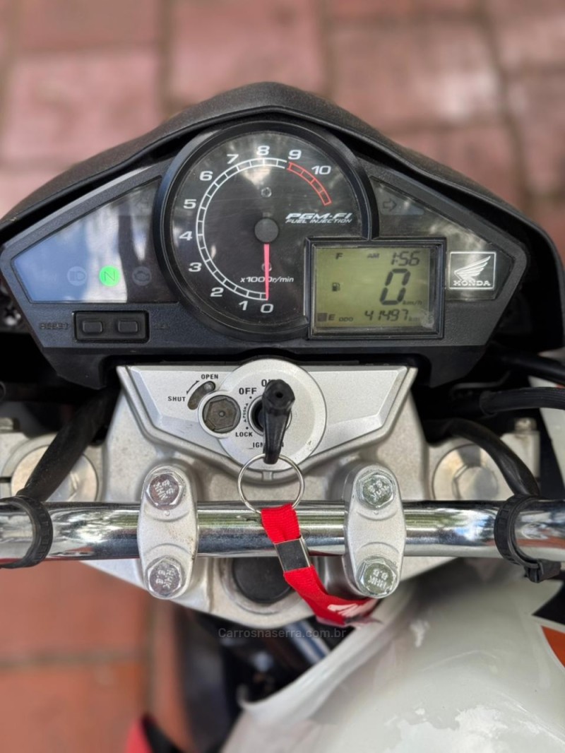 CB 300R  - 2014 - LAJEADO