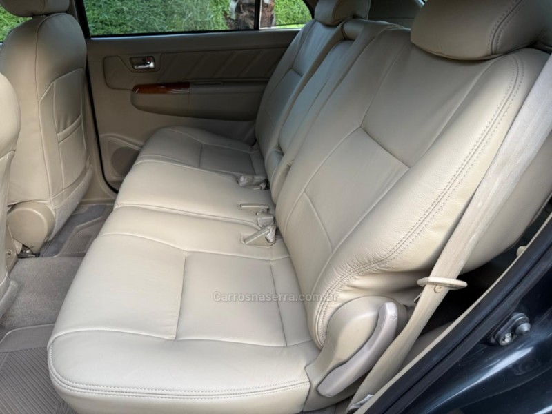 HILUX SW4 3.0 SRV 4X4 7 LUGARES 16V TURBO INTERCOOLER DIESEL 4P AUTOMÁTICO - 2010 - IVOTI