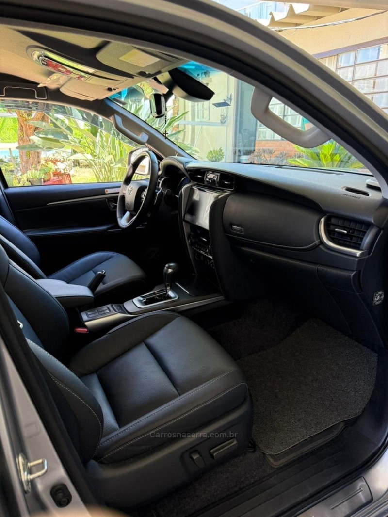 HILUX SW4 2.8 4X4 SRX PLATINUM TURBO DIESEL 4P AUTOMÁTICO - 2024 - VERANóPOLIS