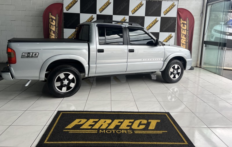 S10 2.4 MPFI EXECUTIVE 4X2 CD 8V FLEX 4P MANUAL - 2009 - PORTãO
