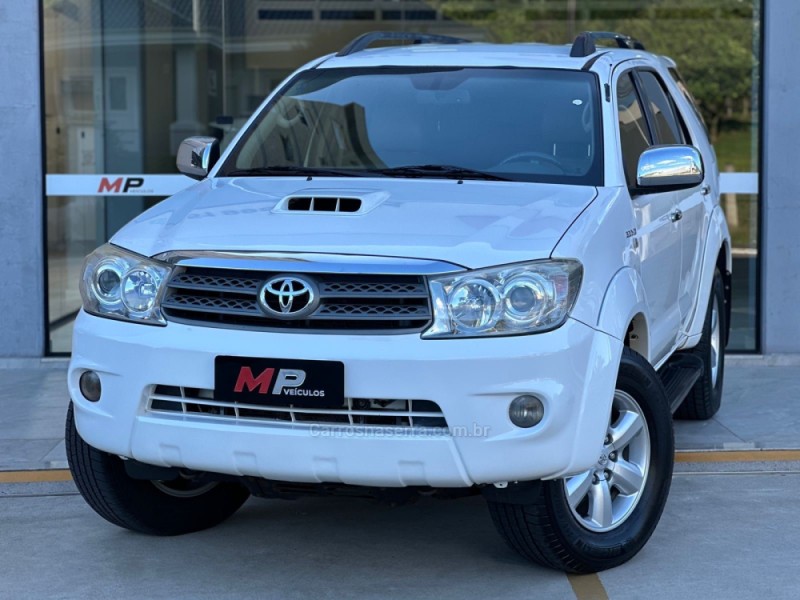 HILUX SW4 3.0 SRV 4X4 7 LUGARES 16V TURBO INTERCOOLER DIESEL 4P AUTOMÁTICO - 2010 - TUPANDI