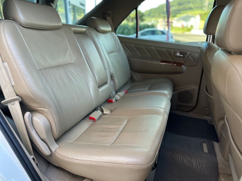 HILUX SW4 3.0 SRV 4X4 7 LUGARES 16V TURBO INTERCOOLER DIESEL 4P AUTOMÁTICO - 2010 - TUPANDI