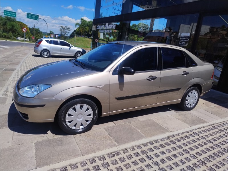 focus 1.6 gl sedan 16v flex 4p manual 2005 caxias do sul